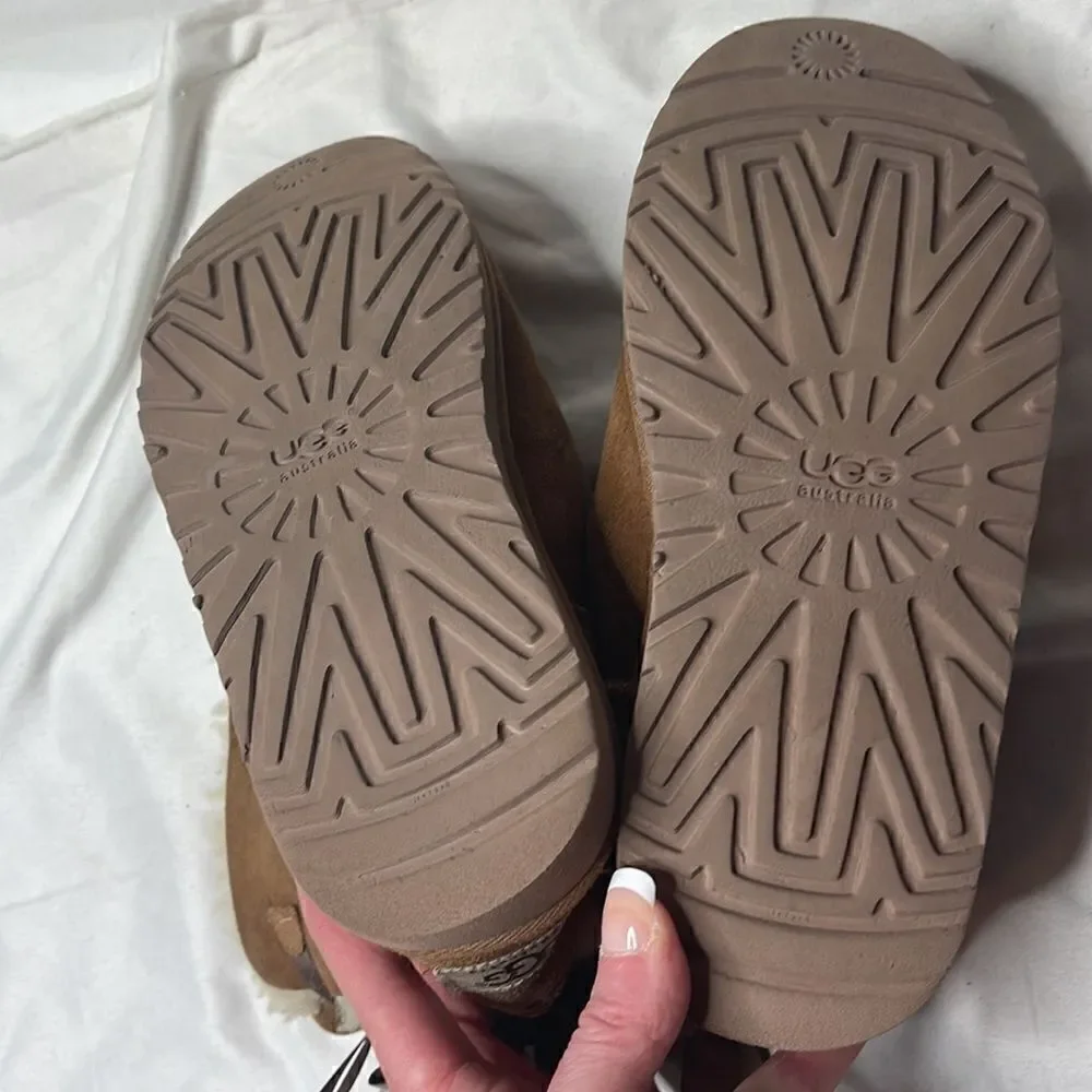UGG Kids Bailey Bow II Chestnut Short Boots. Size 3.